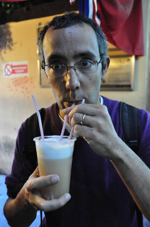 Experimentando um 'Terremoto', a mais famosa bebida servida no La Piojera, bar tradicional de Santiago, capital do Chile